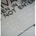 Braille baixo o número de auditorio ADA
